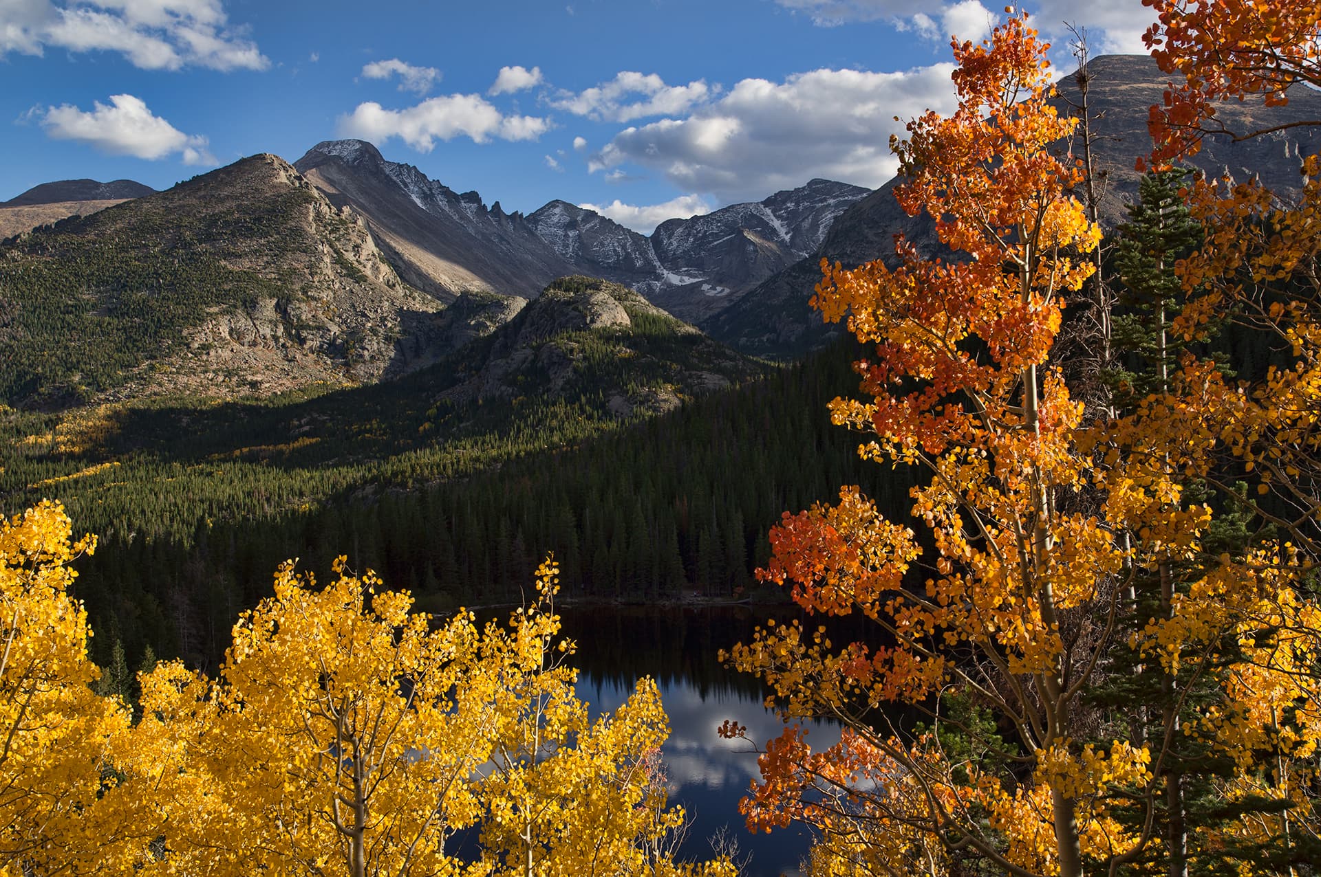 落基山国家公园熊湖之秋//乘坐这条公路旅行路线，你将穿过该州最好的一些白杨树林，体验科罗拉多州鲜艳的秋天色彩。