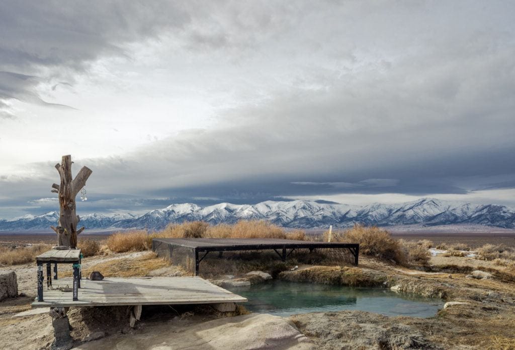内华达州的一个天然温泉——斯宾塞温泉——背景是白雪皑皑的山脉