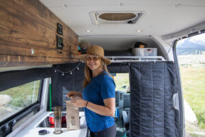 一名女子在她的短跑货车里使用Aeropress Go Travel Coffee Press