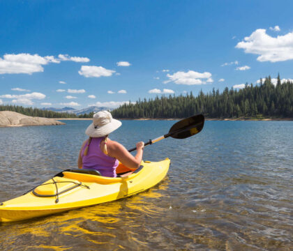 蒙大拿州湖上划皮艇的女子