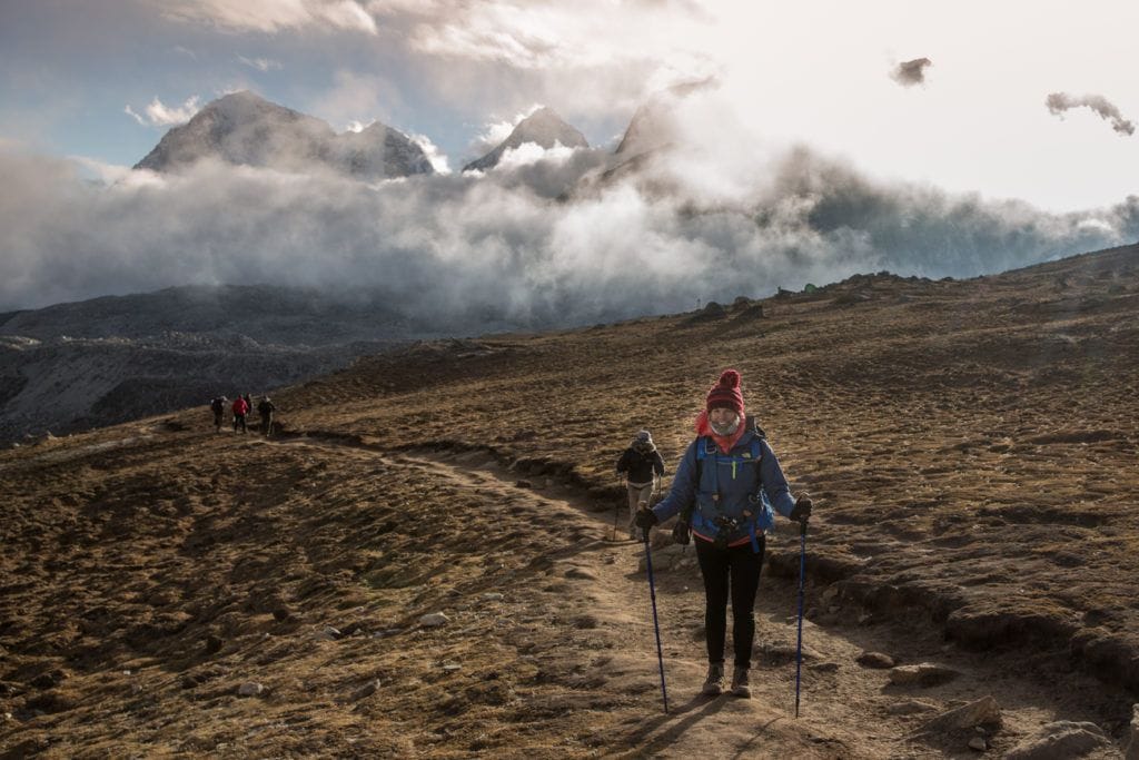 在珠峰大本营徒步旅行的女子拄着登山杆
