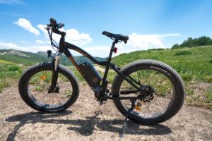Rad Power Bikes制造终极通勤和越野电动自行车。阅读我的评论这个肥胖疲劳的电动自行车和了解如何踏板辅助中心工作。