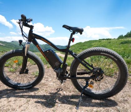 Rad Power Bikes制造了终极通勤和越野电动自行车。阅读我对这款疲惫的电动自行车的评论，了解踏板辅助轮毂是如何工作的。