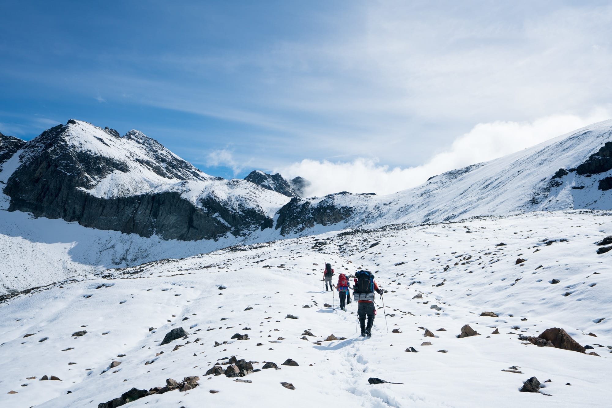 雪山上的徒步旅行者//学习如何增加你的肺活量，这样你就可以走得更高更远，即使在高海拔也不会上气不接下气。