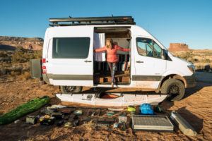 对面包车生活感到好奇?在这个Sprinter Van FAQ中得到答案。如何找到露营地，淋浴和洗衣，寻找社区，安全等等。