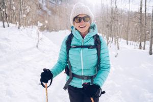 了解我们的顶级冬季徒步旅行技巧，让您在寒冷和下雪的小径上保持温暖和安全，包括关于分层，零食，保持水分等的建议。