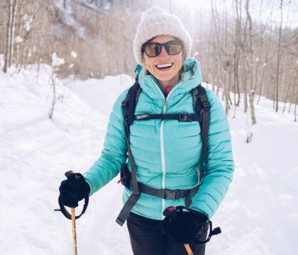 学习我们的顶级冬季徒步技巧，让你在寒冷和下雪的小径上保持舒适和安全，包括分层的建议，零食，保持水分和更多。