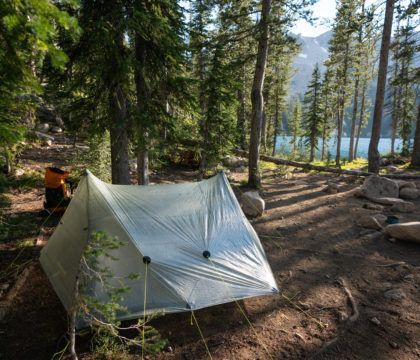 当你选择露营地点时，请回答关于Leave No Trace的最常见问题，比如在水边露营，选择耐用的表面等等。