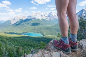 正在寻找最适合你脚的登山靴?在这篇博文中，我们比较了不同风格的登山鞋，以及在购买之前需要考虑的问题，包括步道条件、距离等。我们还根据我们目前在路上穿的衣服列出了最好的女性登山靴清单。