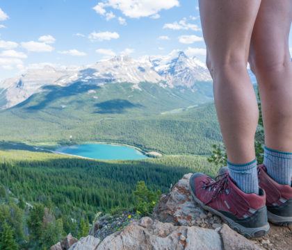 在为你的脚寻找最好的登山靴吗?在这篇博文中，我们比较了不同款式的登山鞋，以及在购买之前需要考虑的事项，包括步道条件、距离等。我们还根据我们目前在路上穿的衣服列出了最好的女性登山靴。