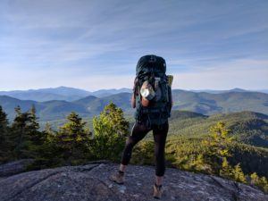 按照我们的Piper Trail和Carter Ledge Loop指南，在新罕布什尔州的怀特山脉计划一次很棒的背包旅行。
