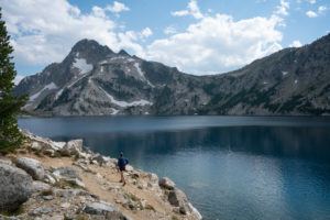 爱达荷州斯坦利的锯齿湖是锯齿荒野中最美丽的日间徒步旅行之一。在这本徒步旅行指南中学习如何处理这条小径。