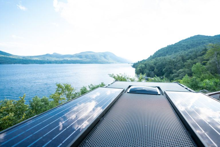 露营车太阳能电池板，电池和电气系统