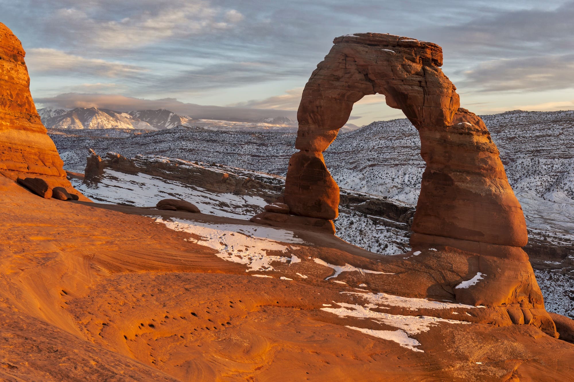 拱门国家公园的红色岩石拱门，积雪覆盖的景观