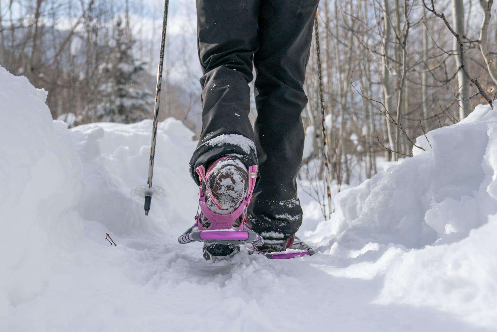 一个特写的人穿着育空查理的高级浮动雪鞋在雪道上