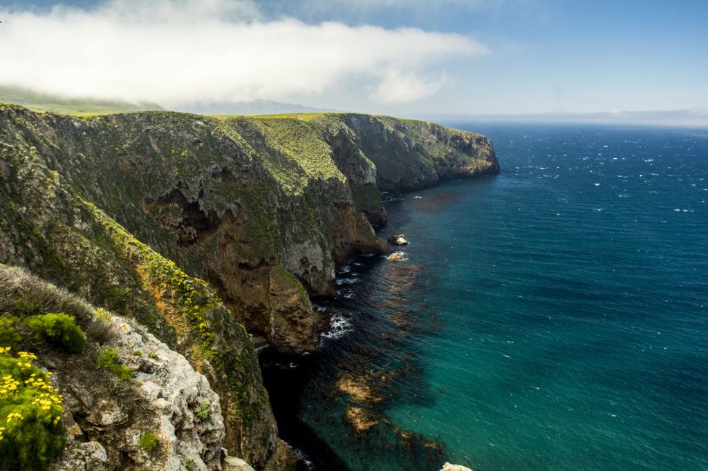 海峡群岛国家公园陡峭崎岖的海岸线景观