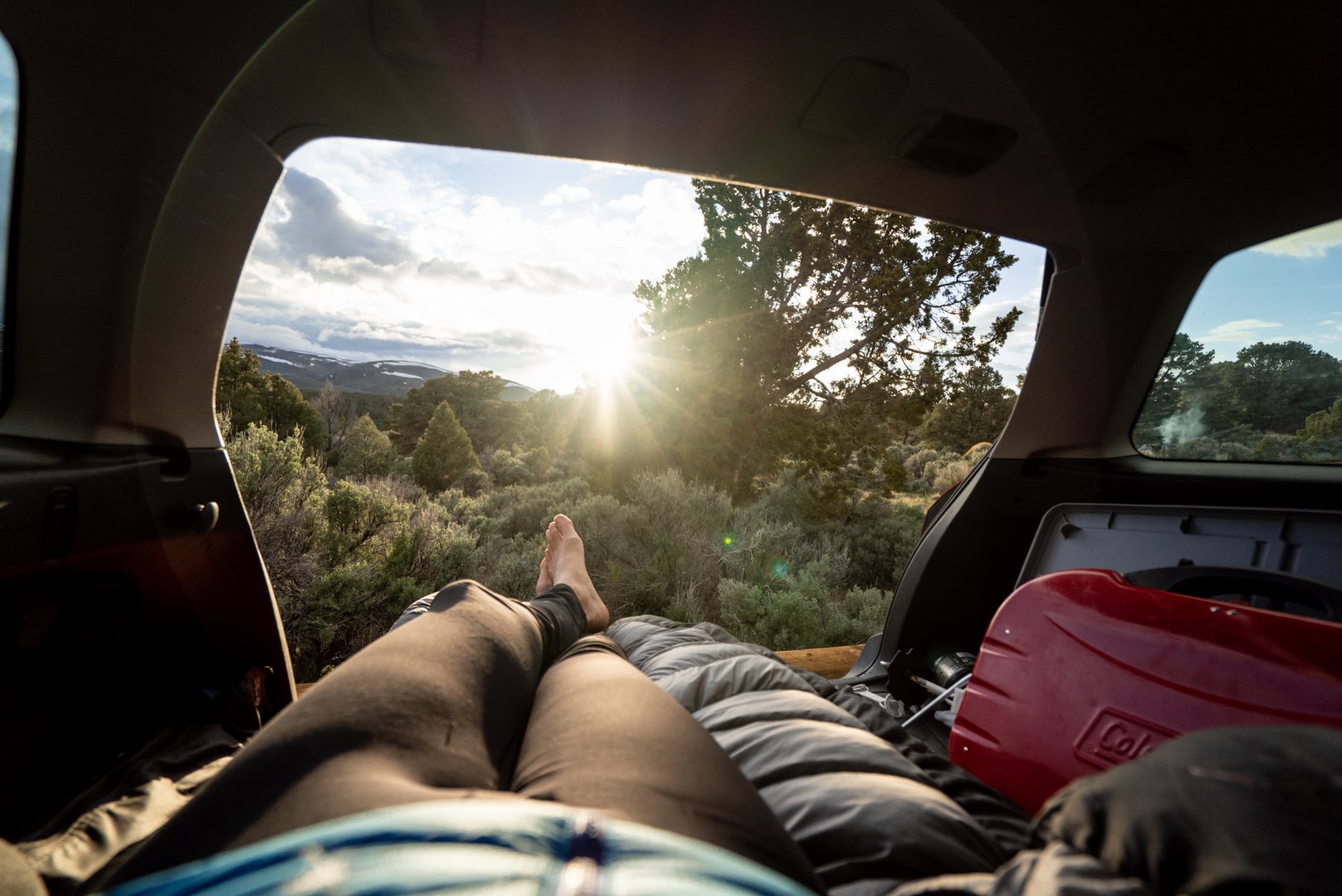 一个人躺在SUV的后座上看日落