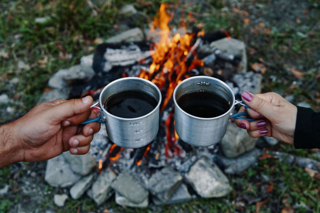 6种制作最佳露营咖啡的方法，简单，轻便，适合背包旅行，再加上你需要的工具，来一杯浓而美味的咖啡。