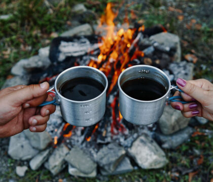 6种方法制作最好的野营咖啡，简单，轻便的背包选择，加上你需要的工具，一个强大和美味的杯子。