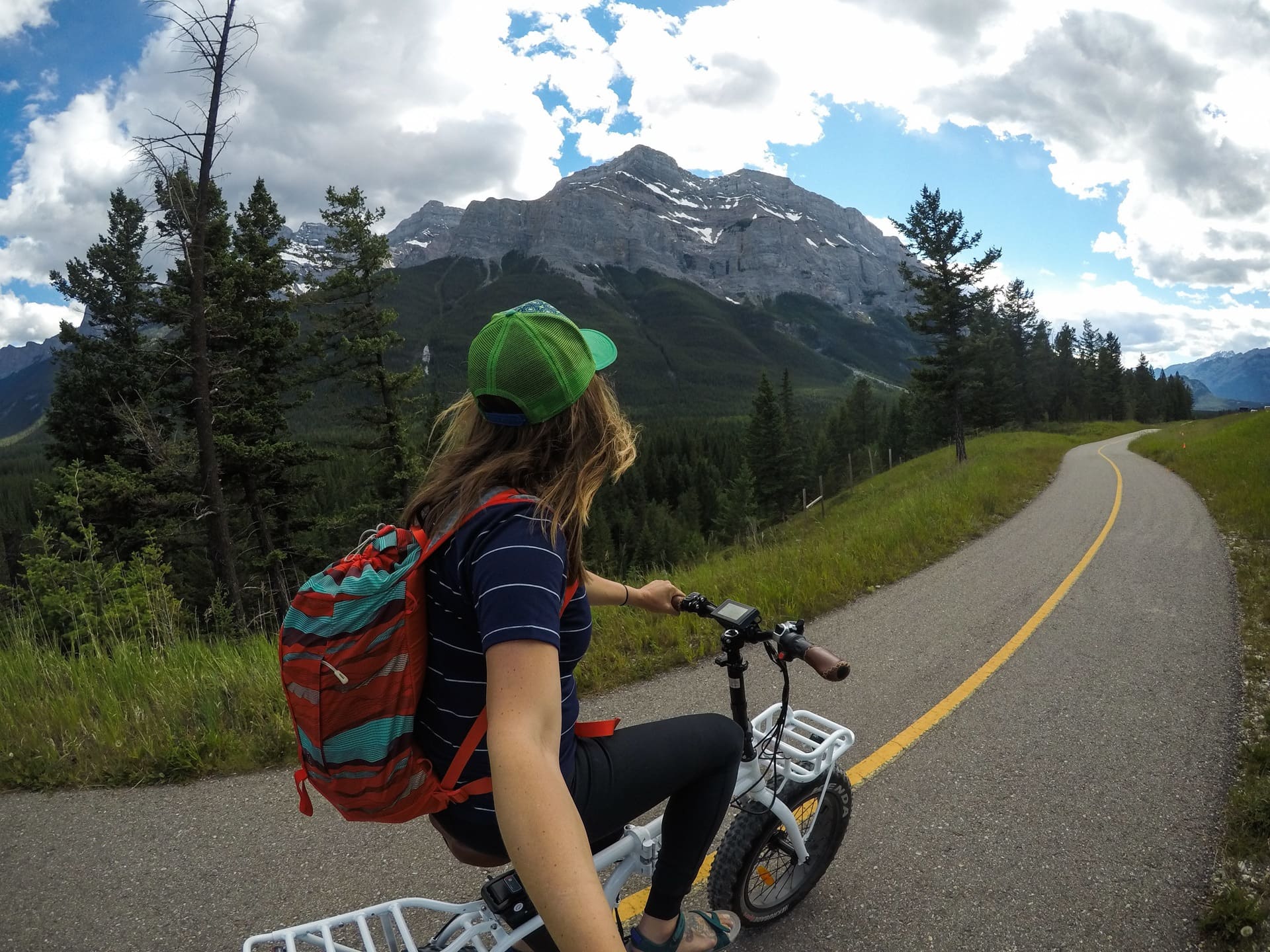 一名女子夏天在加拿大的班夫遗产步道骑车