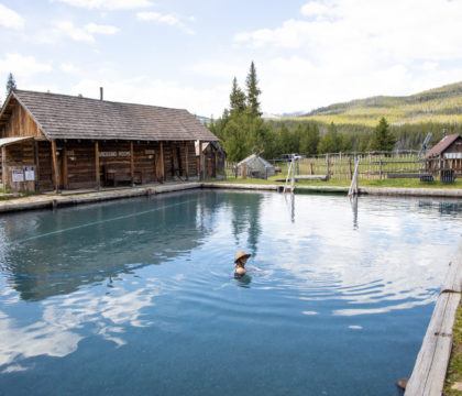 计划在夏季或冬季到爱达荷州麦考尔的伯格多夫温泉放松旅行，包括小屋租赁信息，附近的露营等等。