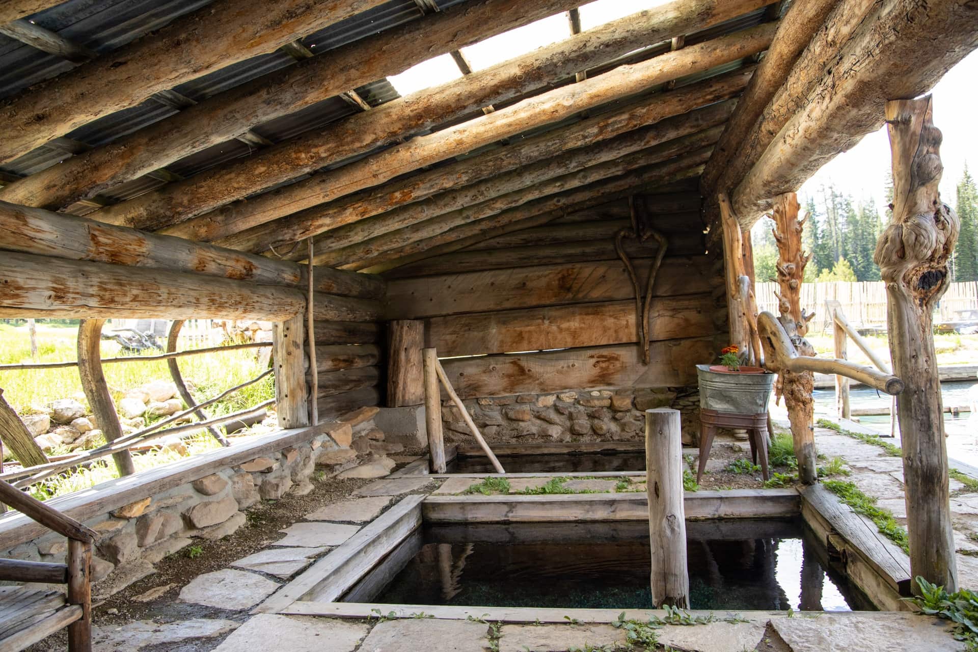 在爱达荷州Burgdorf温泉度假胜地的小木屋倾斜下的方形地面自然泳池