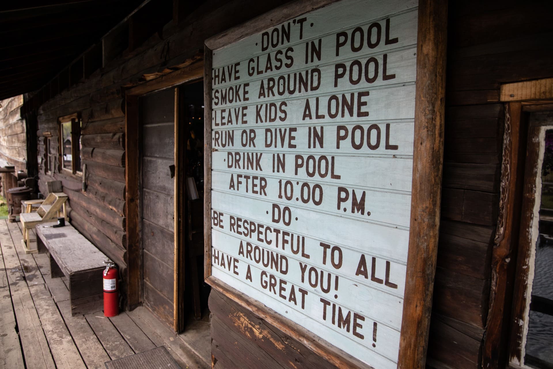 伯格道夫温泉历史悠久的木质建筑上写着“晚上10点后，不要在泳池里放玻璃，在泳池周围抽烟，让孩子们在泳池里跑步或潜水，在泳池里喝饮料。”一定要尊重你周围的人!玩得开心!”
