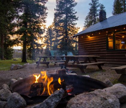 计划一个轻松的度假到一个舒适的小屋在瀑布爱达荷州的暖湖小屋，在那里你可以划桨，船，观鸟，泡温泉等。