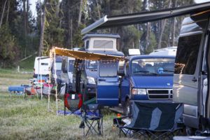 看看我们在开放道路节上看到的8辆酷炫的露营车吧，它们在爱达荷州麦考尔的朱格山牧场创意独特。