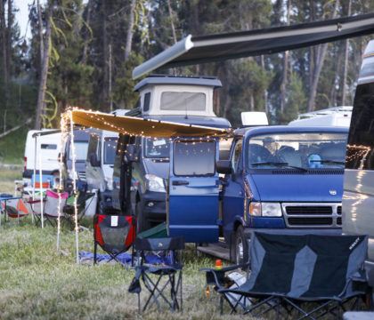 看看我们在开放道路节上看到的8辆很酷的露营车，它们在爱达荷州麦考尔的Jug Mountain Ranch有创意又独特。