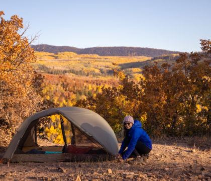 夏天的人群已经散去，但仍然是最佳的露营季节。做好准备，学习如何在秋季露营时保持温暖。