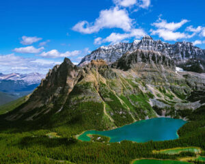 在加拿大尤霍国家公园的落基山脉上，俯瞰绿松石色的奥黑尔湖