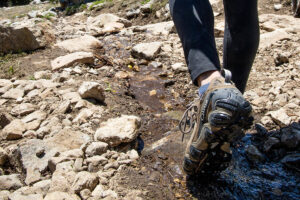 你的登山靴应该防水吗?了解防水和非防水登山靴的区别，以及你需要哪一双。