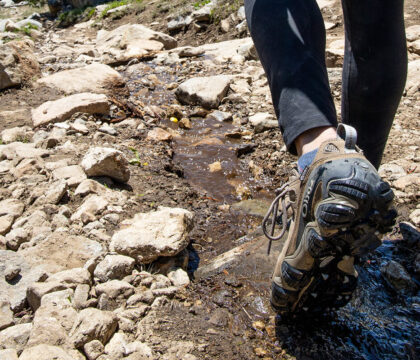 你的登山靴应该防水吗?了解防水和不防水的登山靴的区别，以及你需要哪一种。