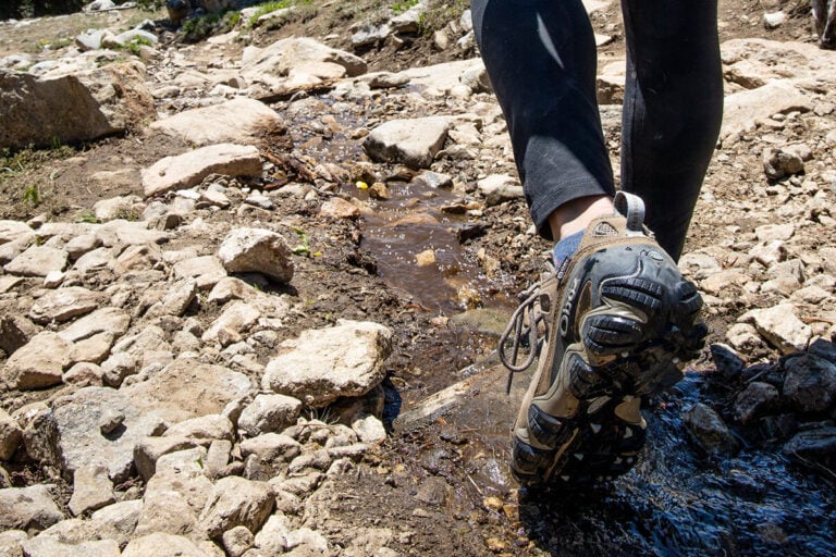 你需要防水还是不防水的登山靴?