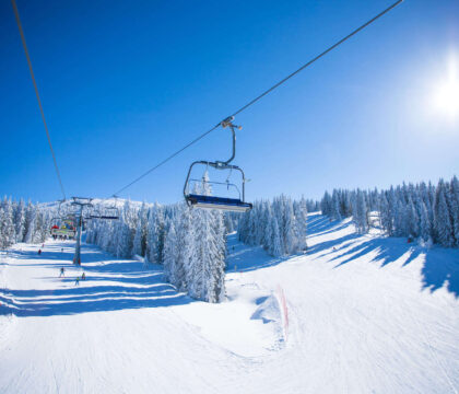 通过这篇关于11个科罗拉多宝石的综合报道，发现科罗拉多州最好的经济实惠的滑雪场，带着家人在没有人群的情况下滑雪!