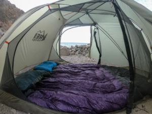 依偎在最好的双人睡袋，包括温暖，舒适的双人选择野营和背包。