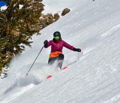 通过这篇完整的滑雪服装指南，学习如何穿滑雪服装，包括你需要在斜坡上保持舒适和温暖的一切。