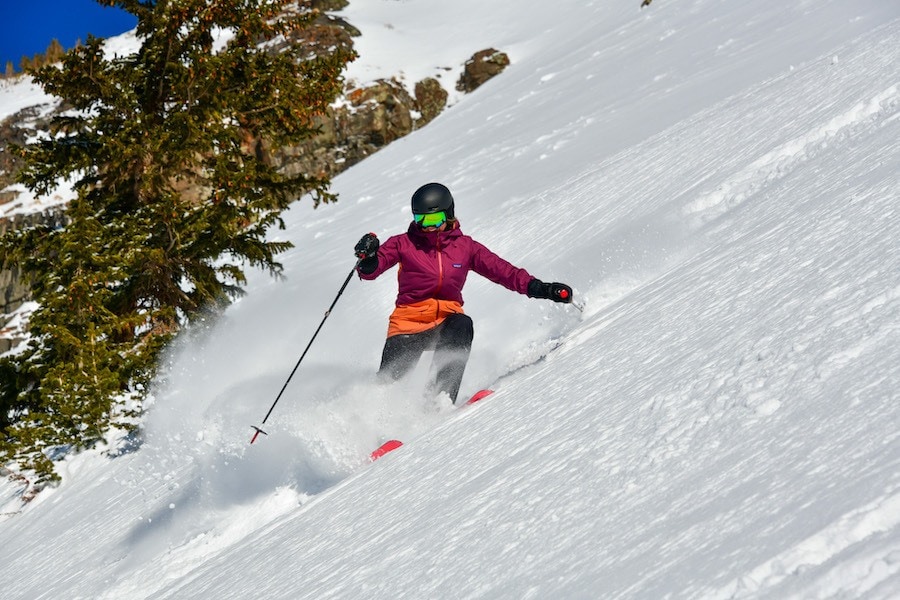 学习穿什么滑雪与这个完整的指南滑雪服装，包括一切你需要舒适和温暖的斜坡。