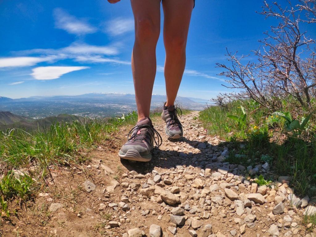 低镜头的徒步旅行者的腿和脚穿Oboz Arete登山鞋