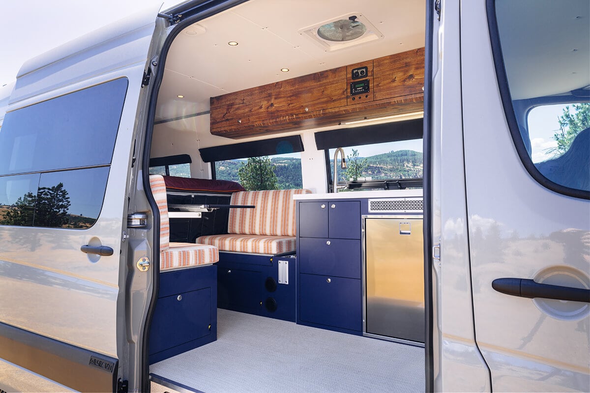内部170“4x4梅赛德斯短跑面包车改装由外部面包车与厨房，餐厅，平台床。