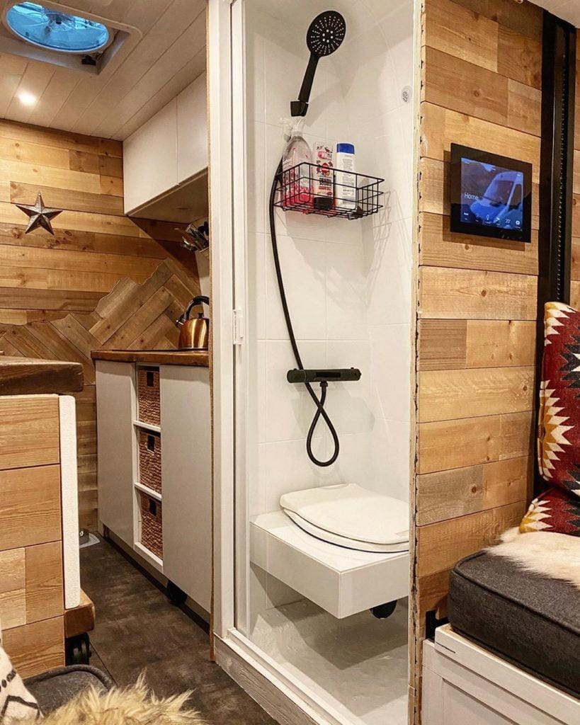 露营车浴室设置有室内淋浴和浮动厕所@tothemountainsnback