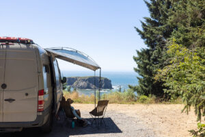 MoonShade是一款便携、多功能、经济实惠的露营车遮阳篷，可以装得小，也适用于卡车和suv。