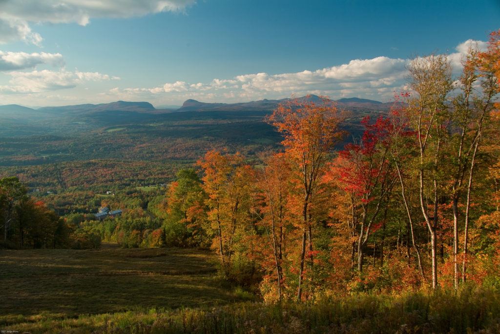 东北王国秋叶//计划你的佛蒙特州秋叶公路之旅，跟随我们的导游，在哪里可以看到最好的秋天颜色，包括风景秀丽的赏叶驾驶等。