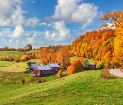 计划您的佛蒙特州秋季树叶公路旅行与我们的导游，在哪里看到最好的秋天颜色，包括风景赏叶驱动器和更多。