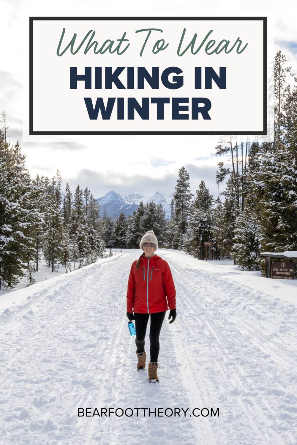 探索最好的冬季徒步旅行服装，必要的装备，以及在寒冷天气中分层的技巧，这样你就可以享受雪和更冷的温度。