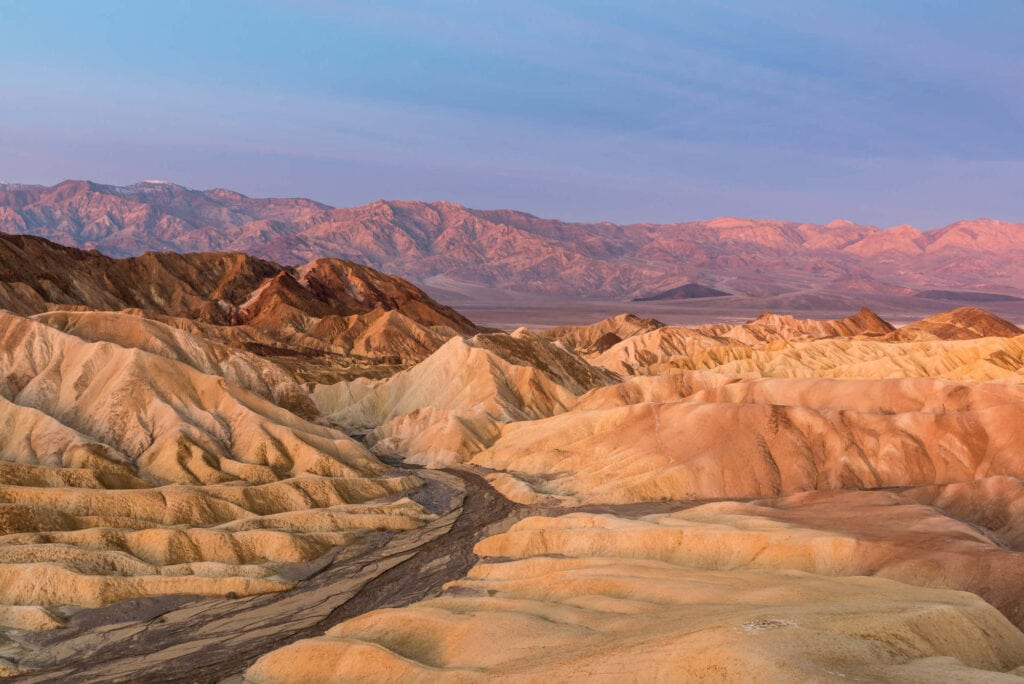 日落时分，死亡谷国家公园的沙漠荒地和岩石山脉