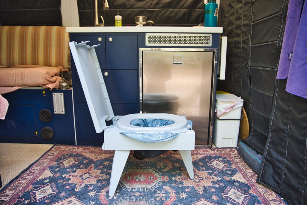 露营车里的一个Cleanwaste Go Anywhere可折叠厕所