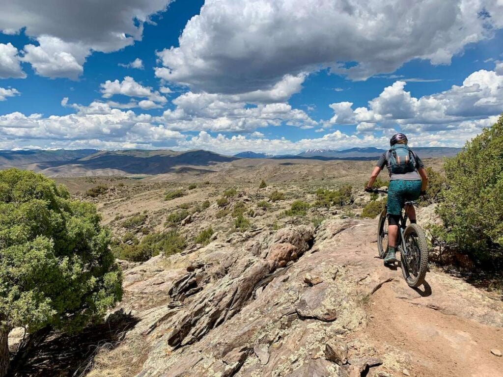 哈特曼岩石(Hartman Rocks) //探索美国最适合山地自行车的电动自行车道。从飘逸的单道到越野地形，每个人都有适合自己的步道。