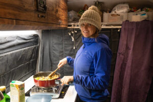 这篇露营车生活烹饪指南分享了如何在露营车里轻松做饭的技巧，包括如何计划，省钱，以及如何简单地洗碗。